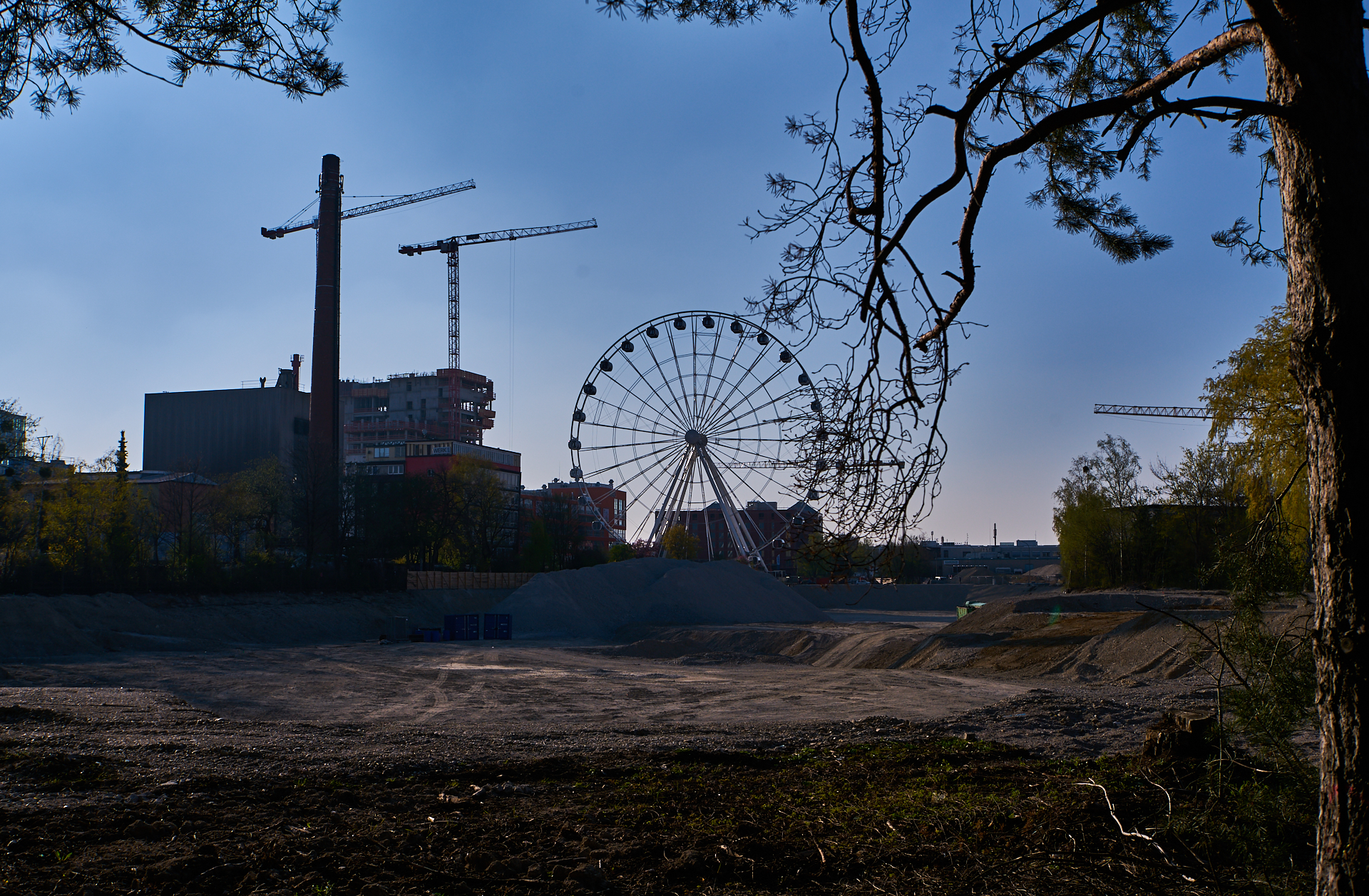15.04.2019 - Das Riesenrad im Werksviertel in der Dämmerung und in der Nacht
