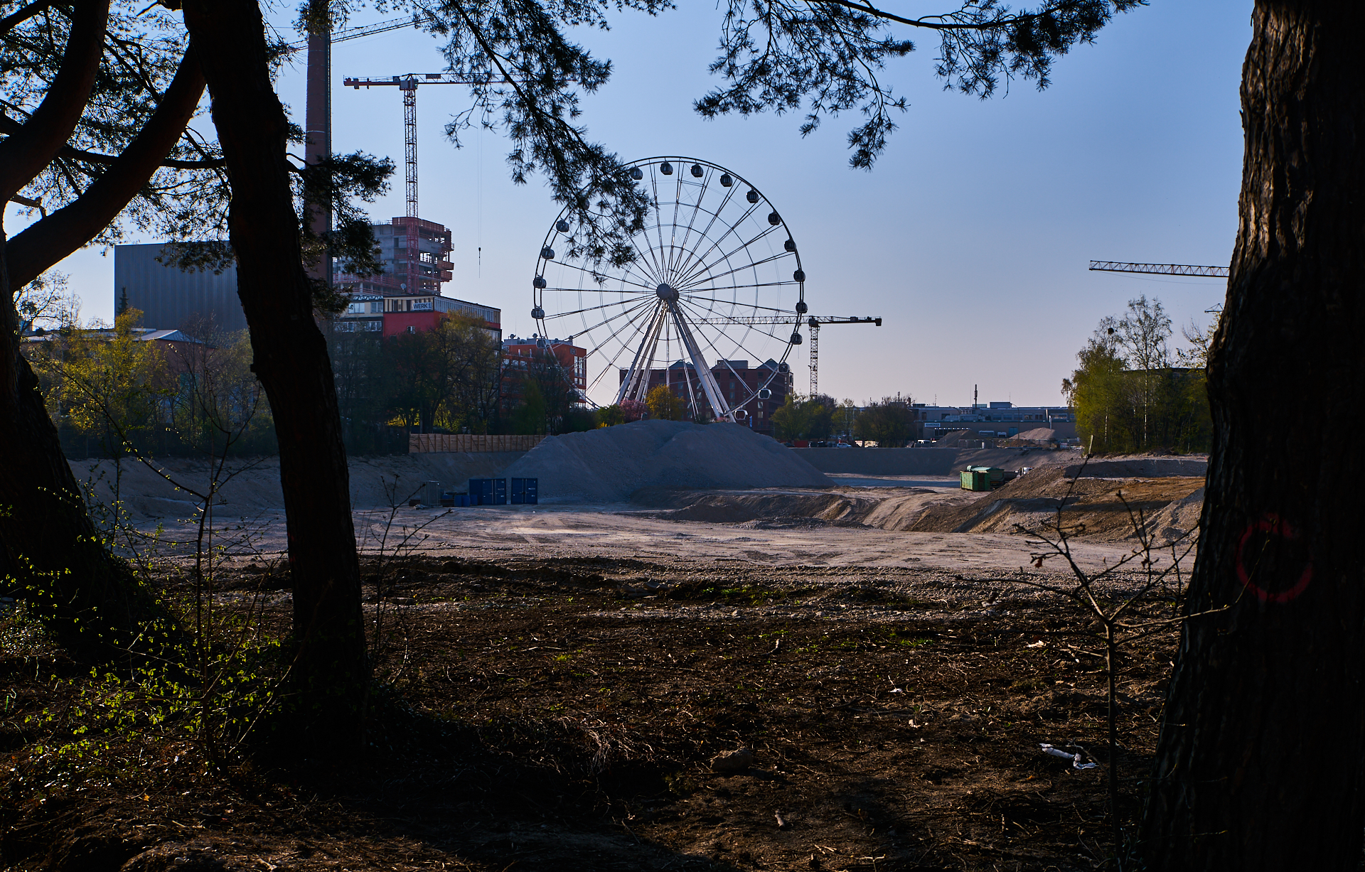 15.04.2019 - Das Riesenrad im Werksviertel in der Dämmerung und in der Nacht