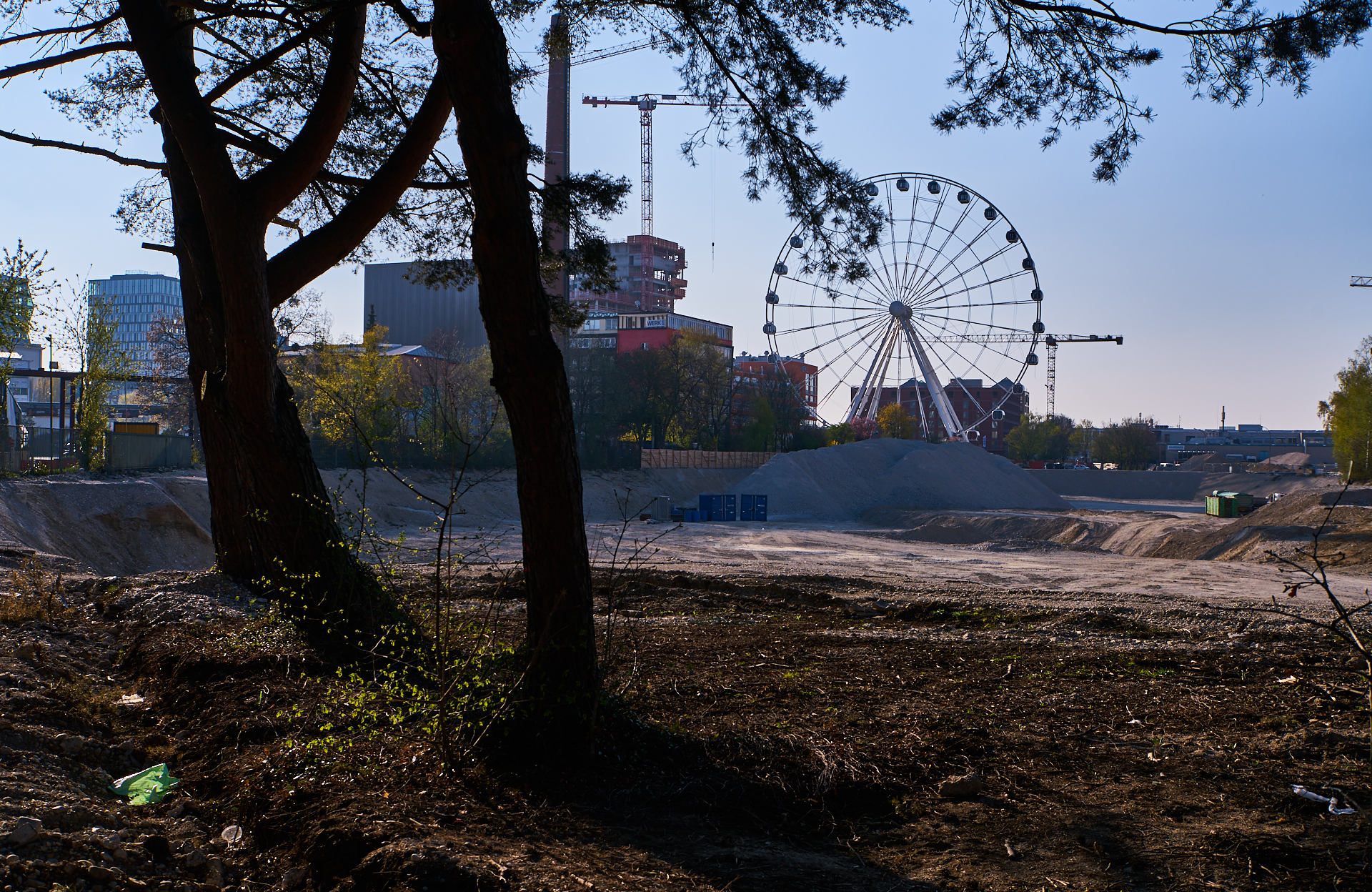15.04.2019 - Das Riesenrad im Werksviertel in der Dämmerung und in der Nacht
