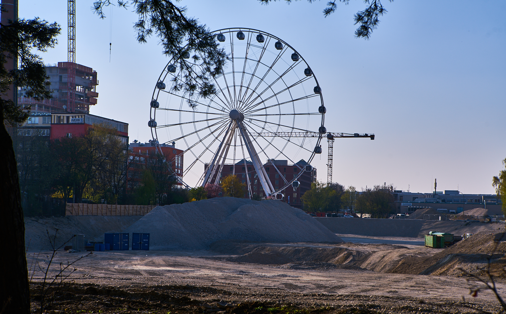15.04.2019 - Das Riesenrad im Werksviertel in der Dämmerung und in der Nacht