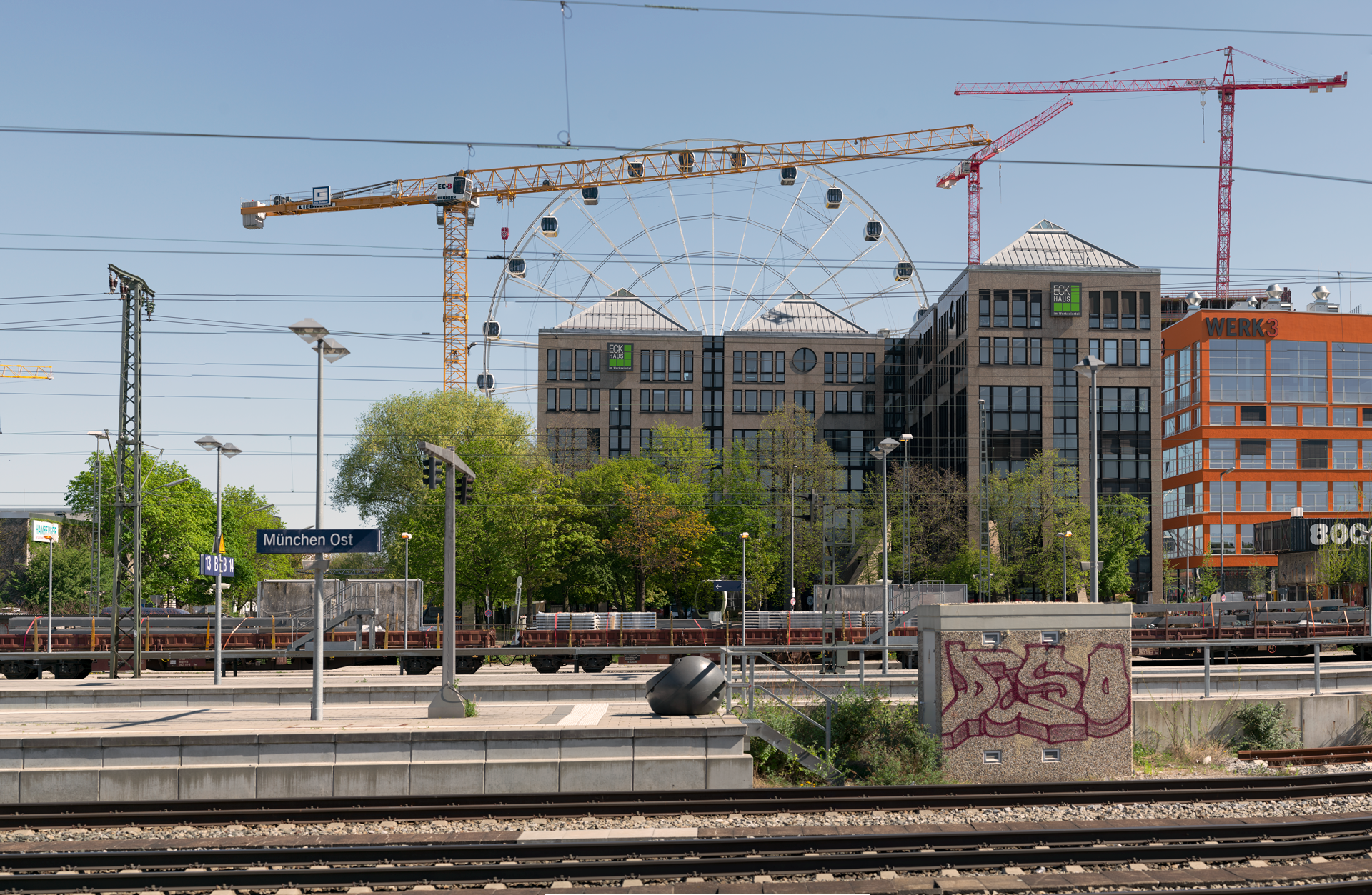 21.04.2019 - Das Riesenrad im Werksviertel Mitte vom Ostbahnhof aus gesehen.