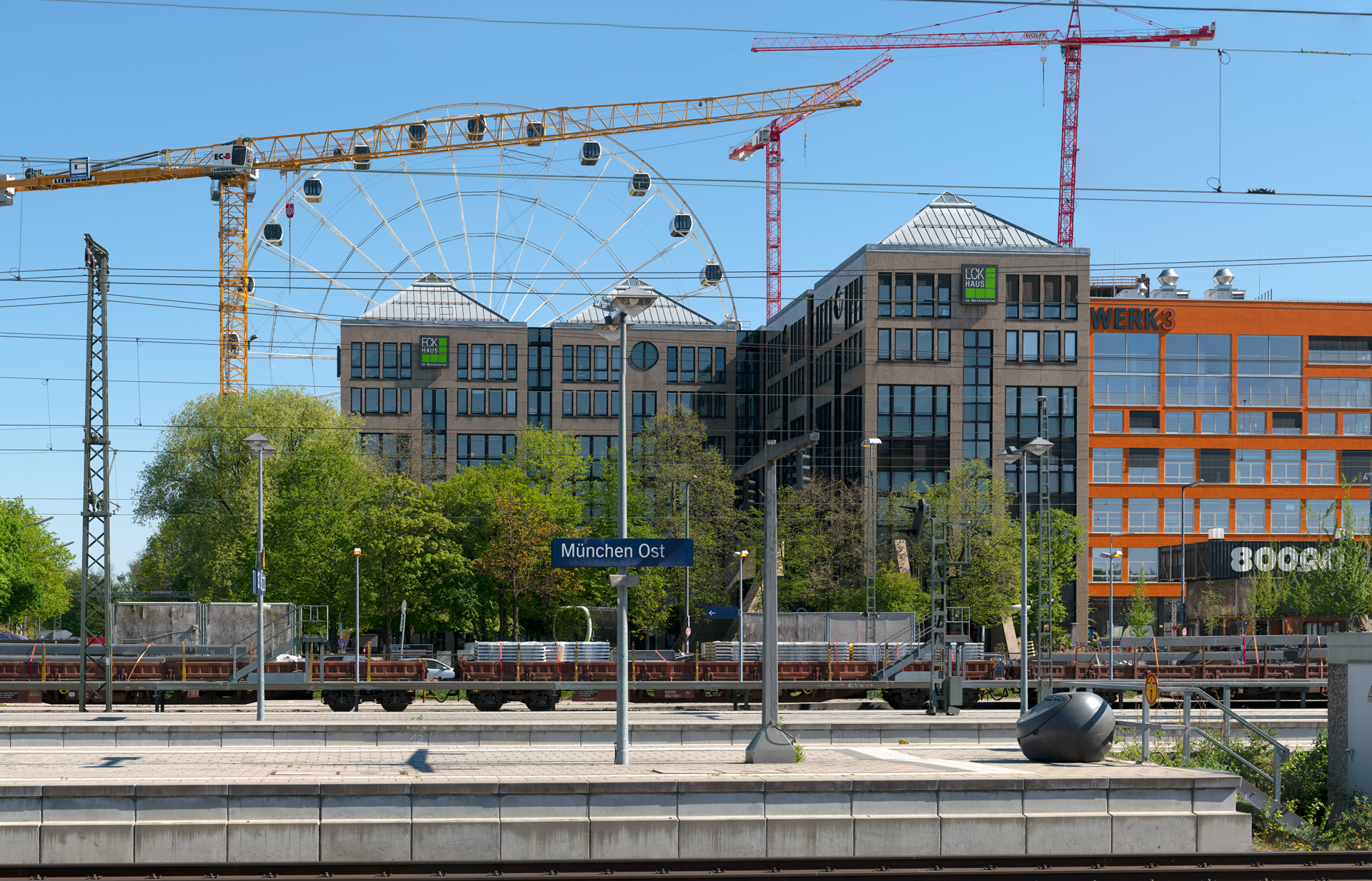 21.04.2019 - Das Riesenrad im Werksviertel Mitte vom Ostbahnhof aus gesehen.