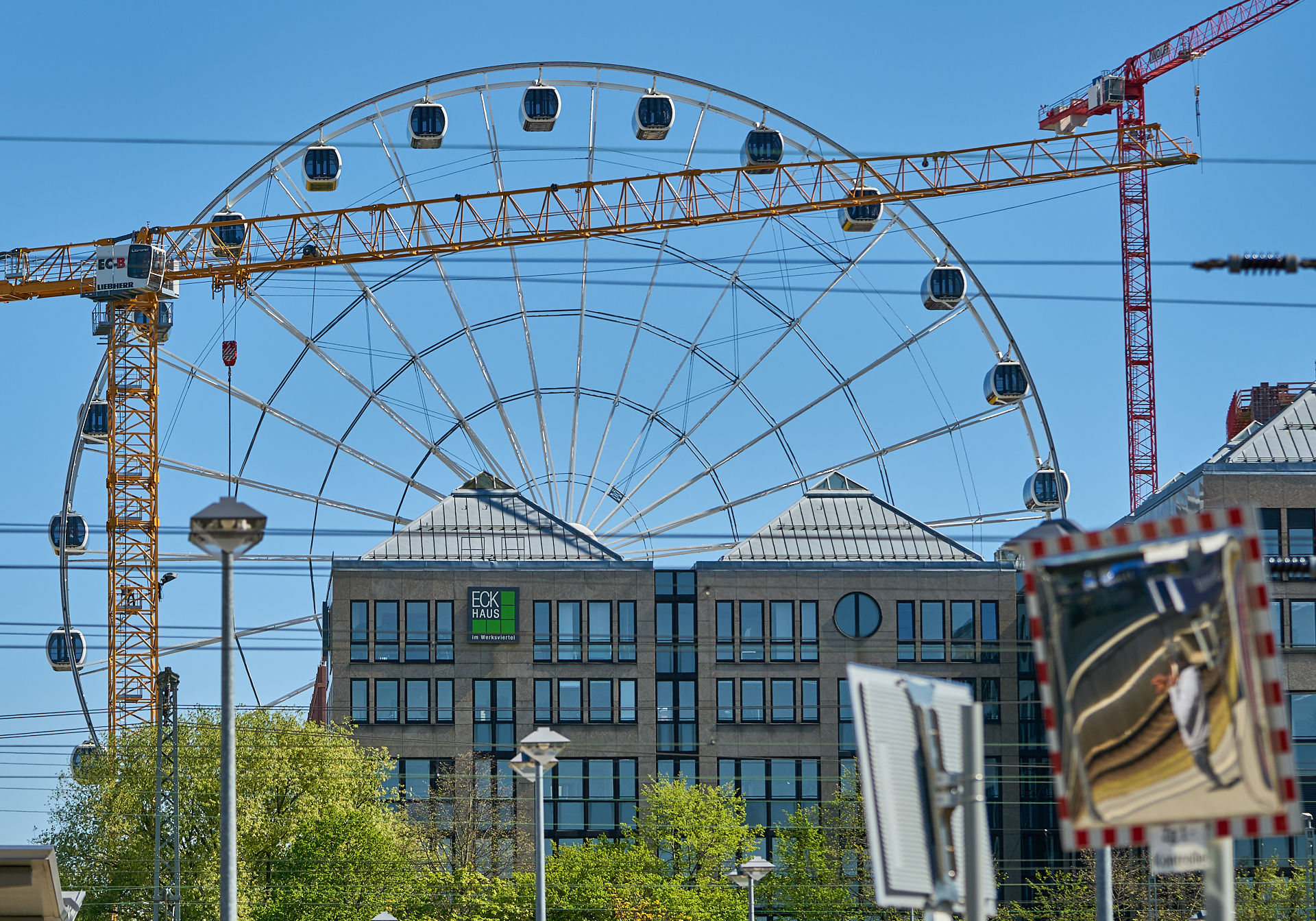 22.04.2019 - Das ECK HAUS und Riesenrad vom Ostbahnhof aus fotografiert