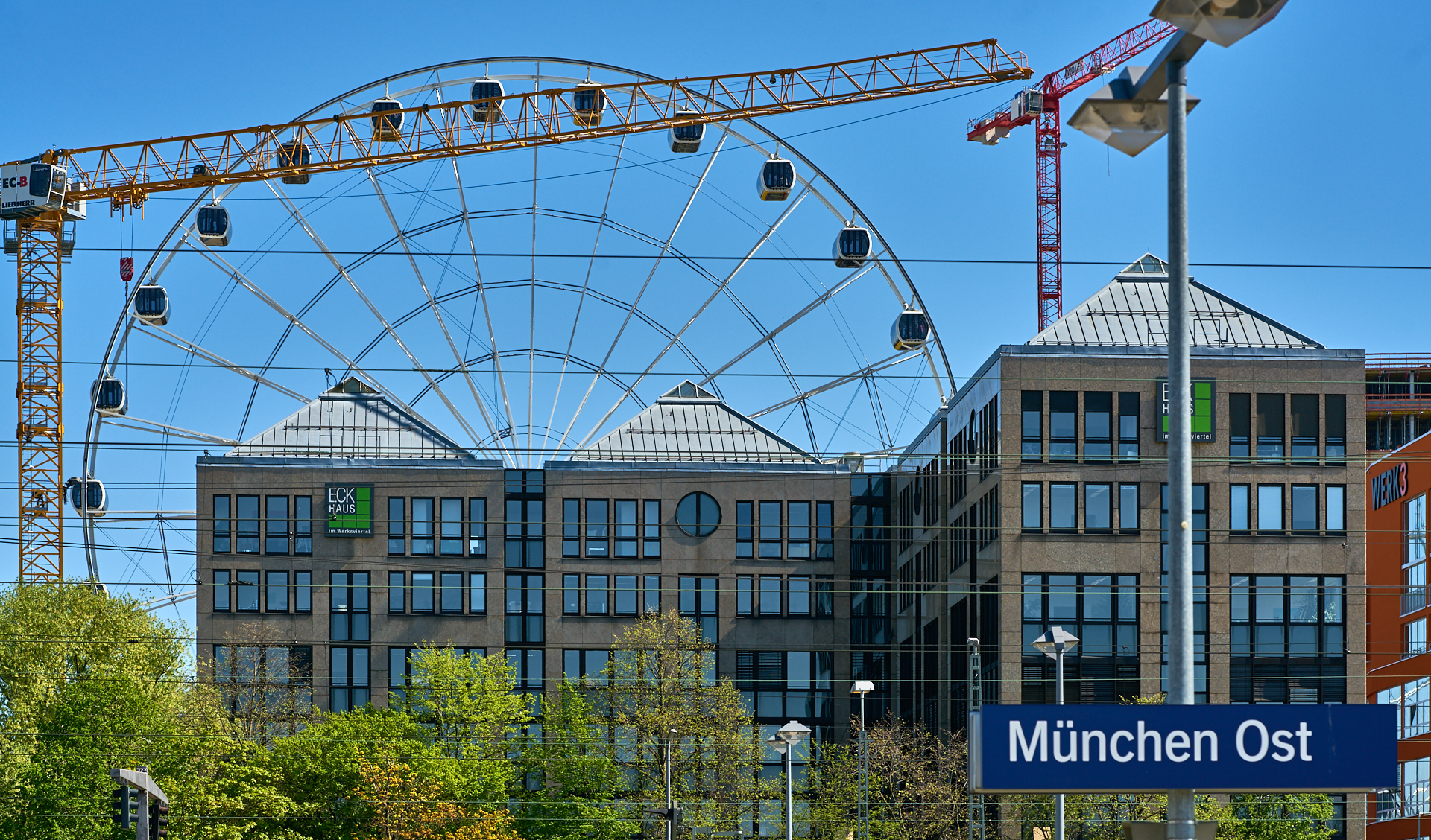 22.04.2019 - Das ECK HAUS und Riesenrad vom Ostbahnhof aus fotografiert