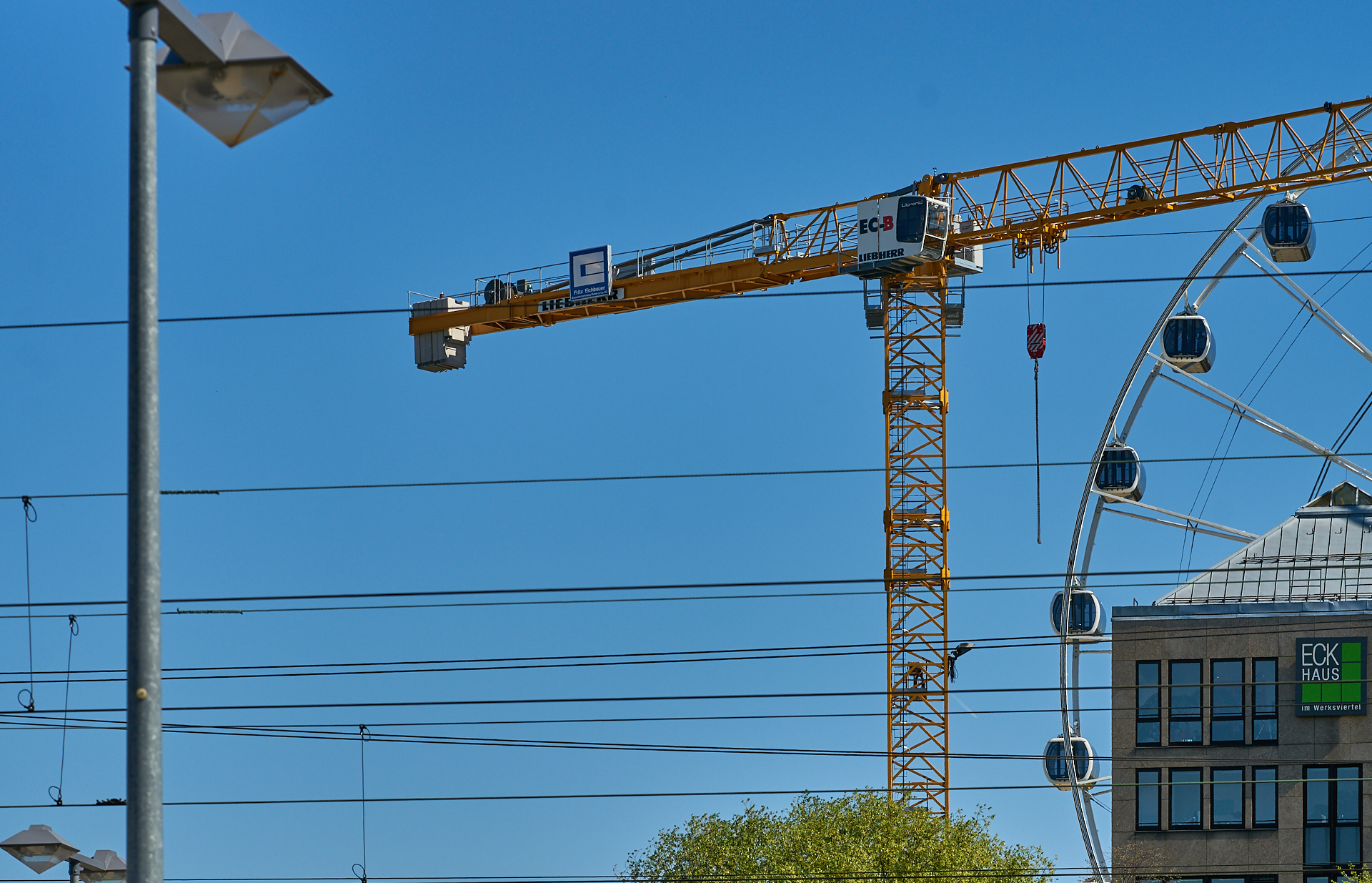 22.04.2019 - Das ECK HAUS und Riesenrad vom Ostbahnhof aus fotografiert