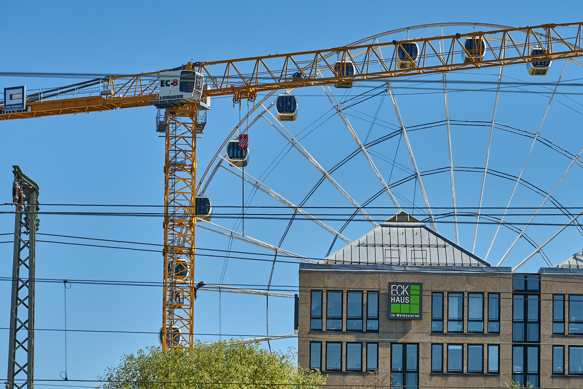 22.04.2019 - Das ECK HAUS und Riesenrad vom Ostbahnhof aus fotografiert