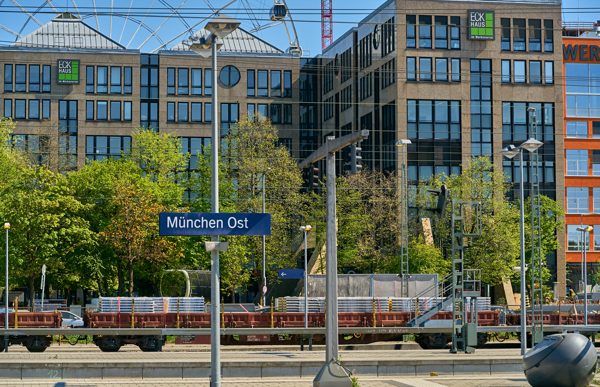 22.04.2019 - Das ECK HAUS und Riesenrad vom Ostbahnhof aus fotografiert