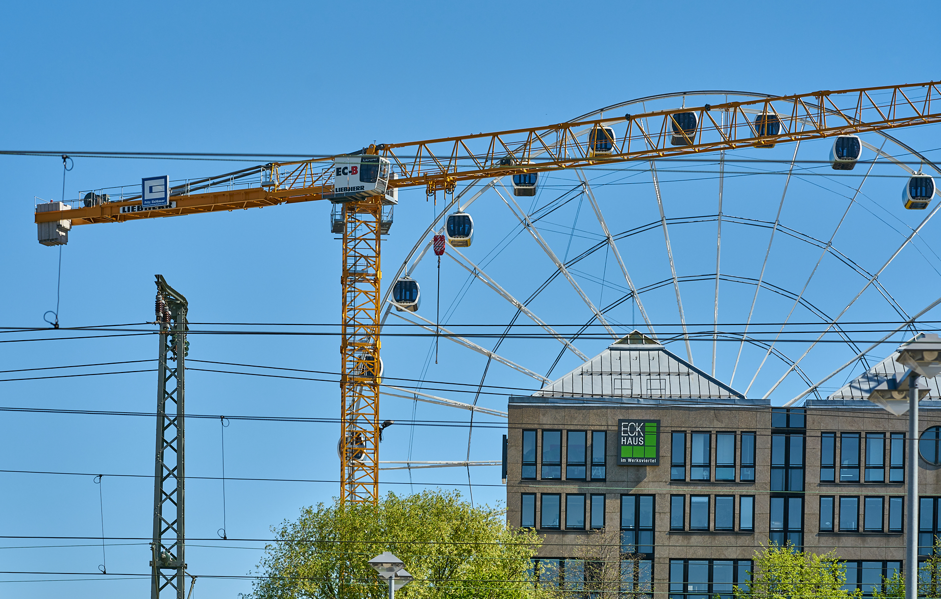 22.04.2019 - Das ECK HAUS und Riesenrad vom Ostbahnhof aus fotografiert