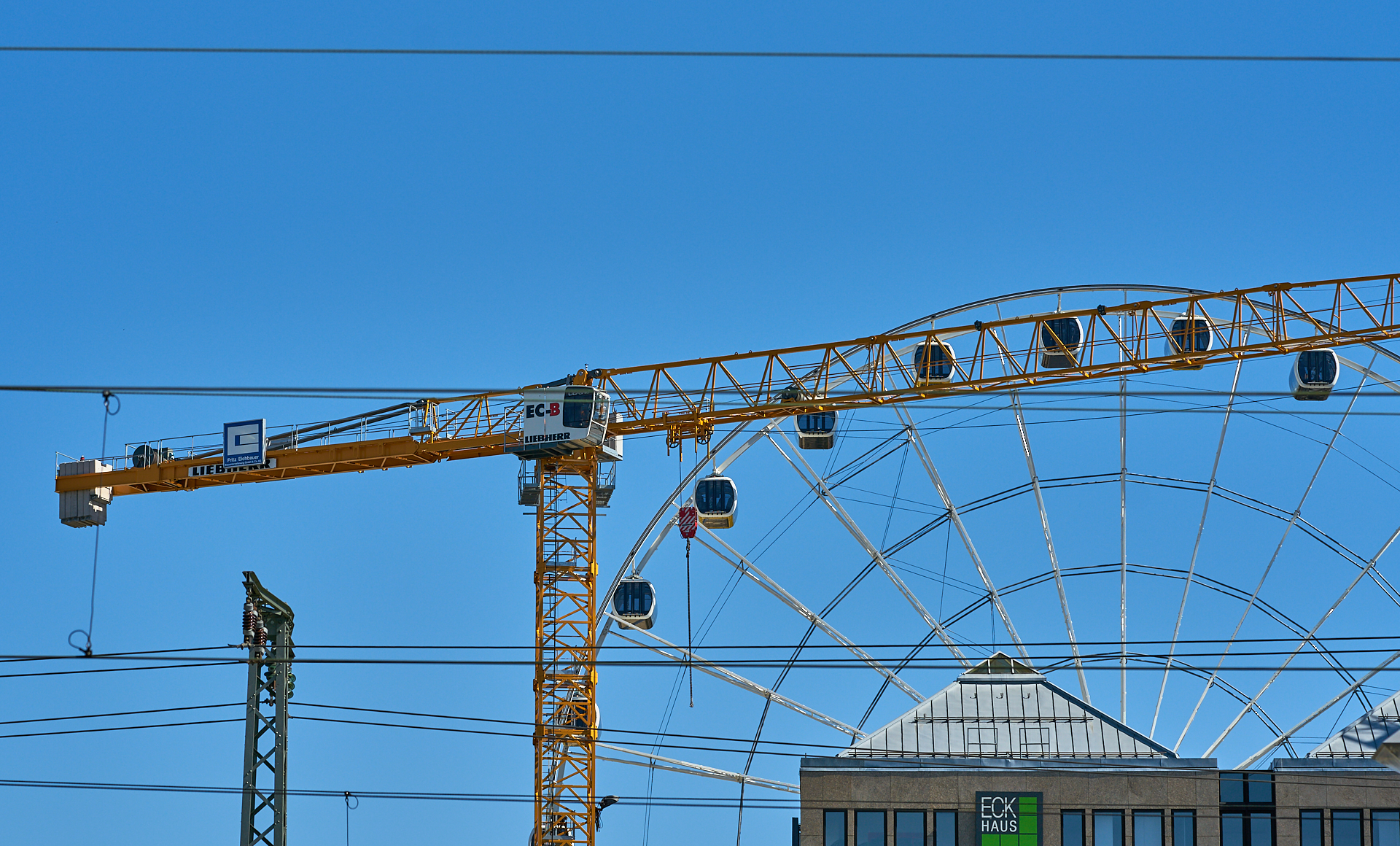 22.04.2019 - Das ECK HAUS und Riesenrad vom Ostbahnhof aus fotografiert