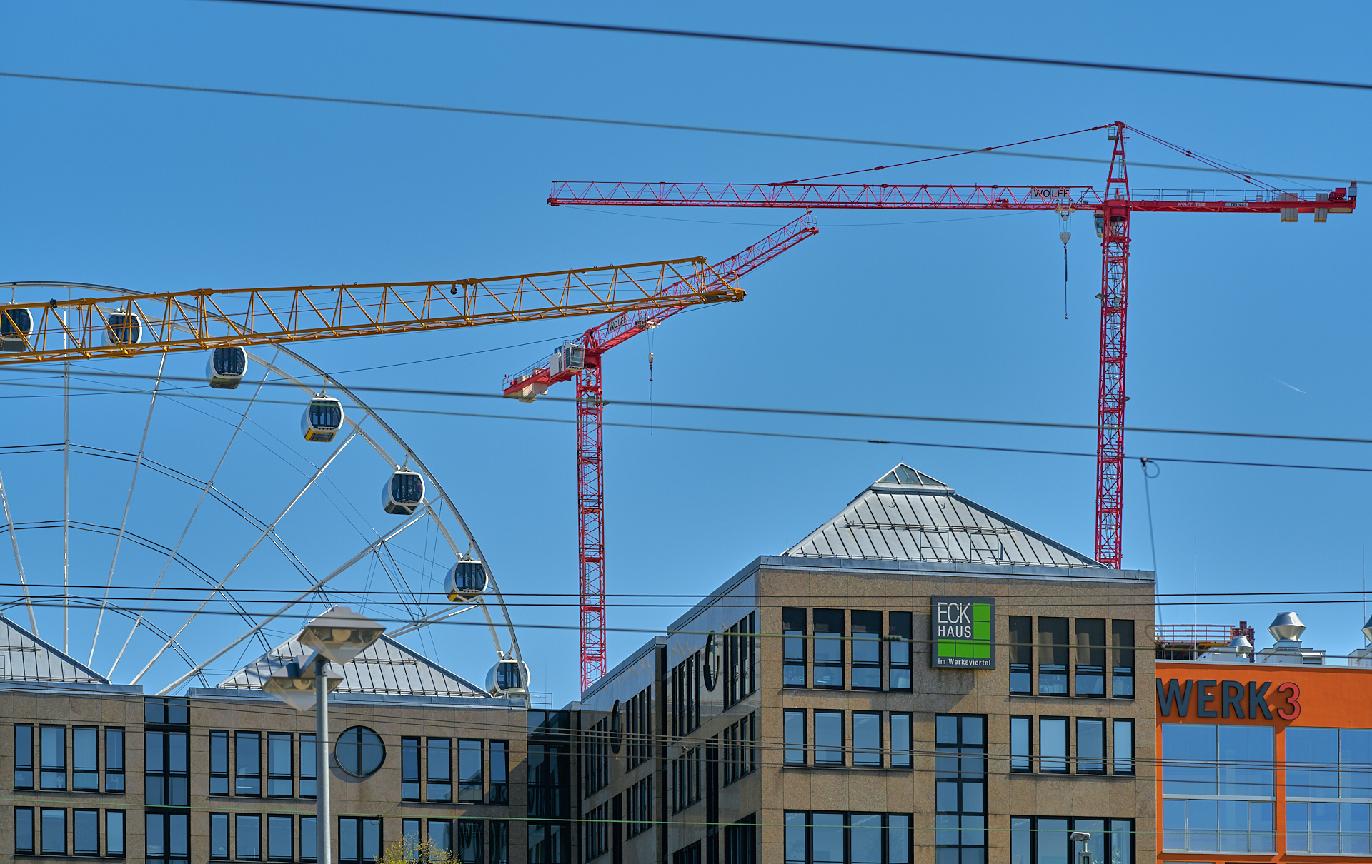 22.04.2019 - Das ECK HAUS und Riesenrad vom Ostbahnhof aus fotografiert