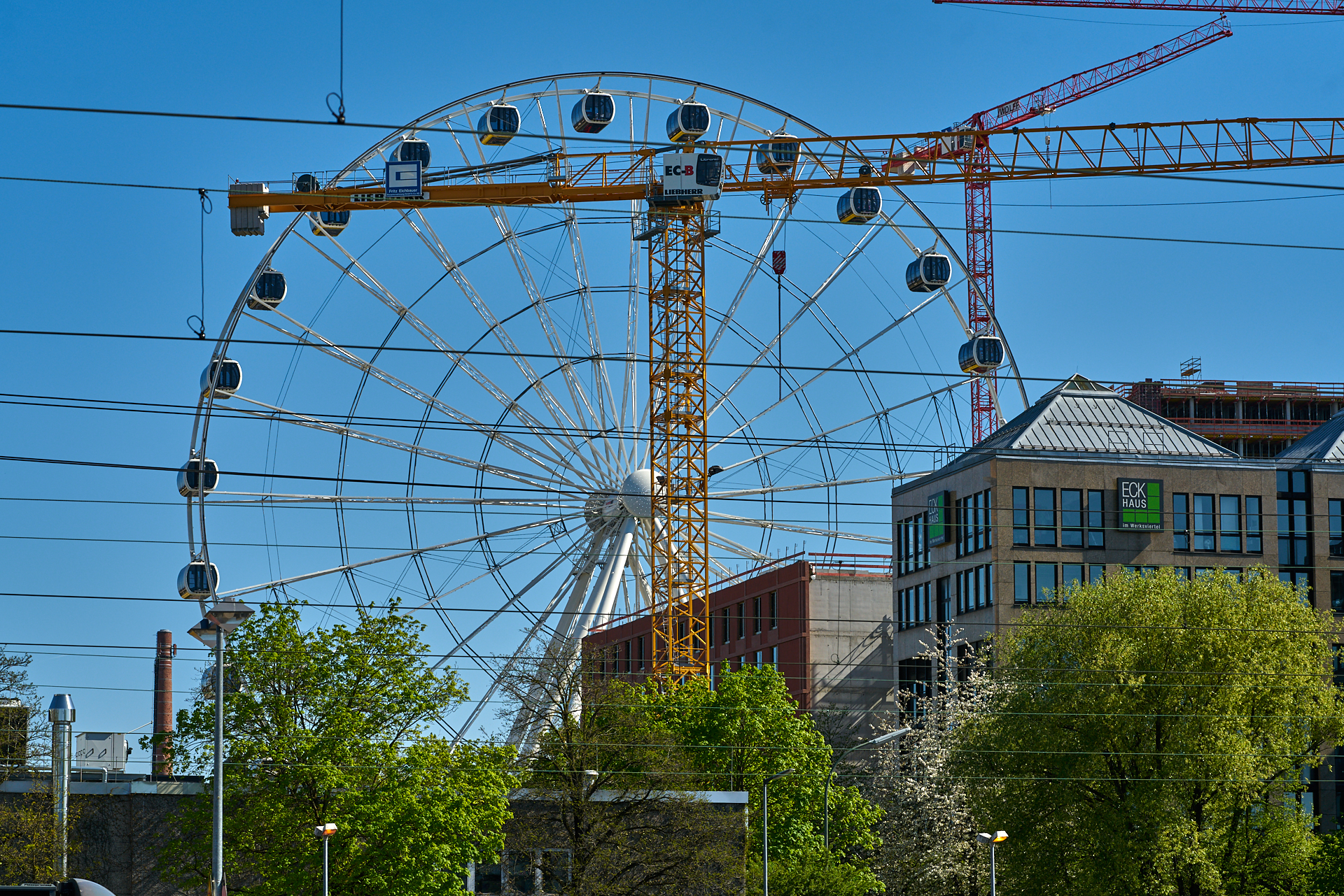 22.04.2019 - Das ECK HAUS und Riesenrad vom Ostbahnhof aus fotografiert