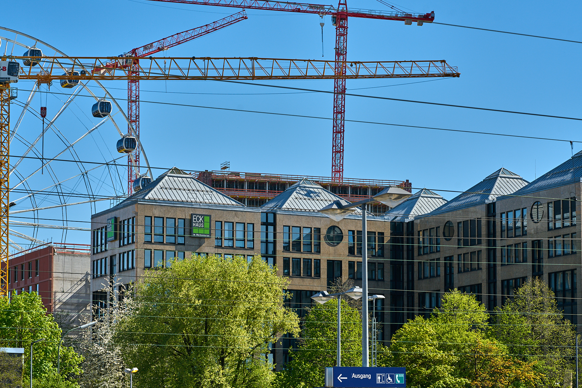 22.04.2019 - Das ECK HAUS und Riesenrad vom Ostbahnhof aus fotografiert